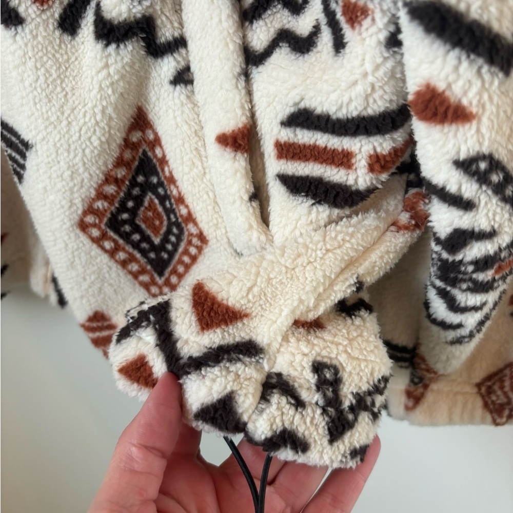 Aztec Patterned Fleece Jacket - Picture 3 of 5